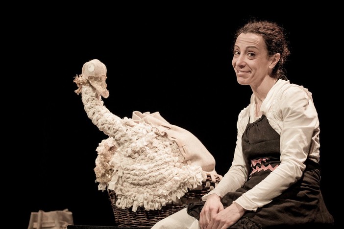 Domenica 11 dicembre arriva al Teatro della Tosse lo spettacolo per bambini "L'oca dalle piume d'oro"
