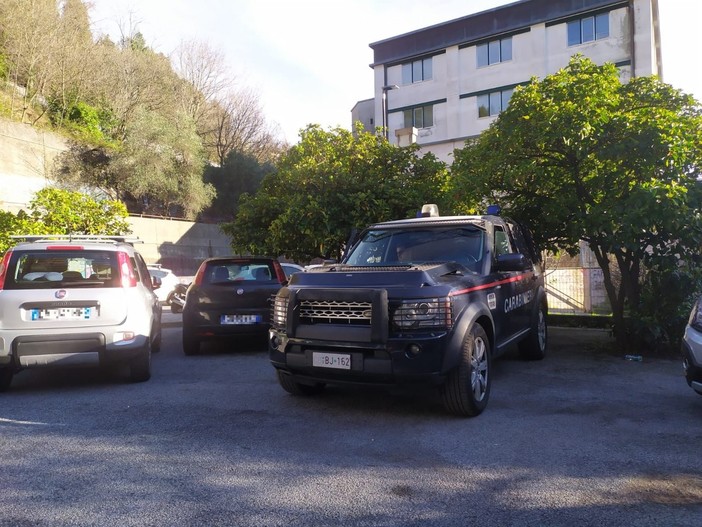 I blindati dei carabinieri presenti oggi nella struttura