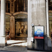 Via XX Settembre, spaccata all’alba da Oysho: vetrina distrutta ma i ladri fuggono a mani vuote