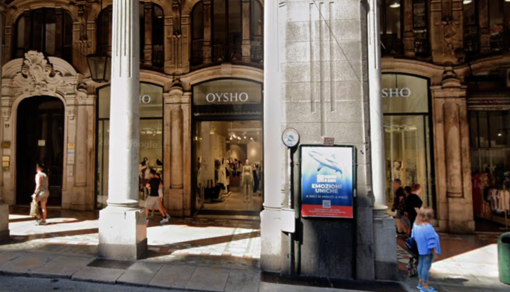 Via XX Settembre, spaccata all’alba da Oysho: vetrina distrutta ma i ladri fuggono a mani vuote