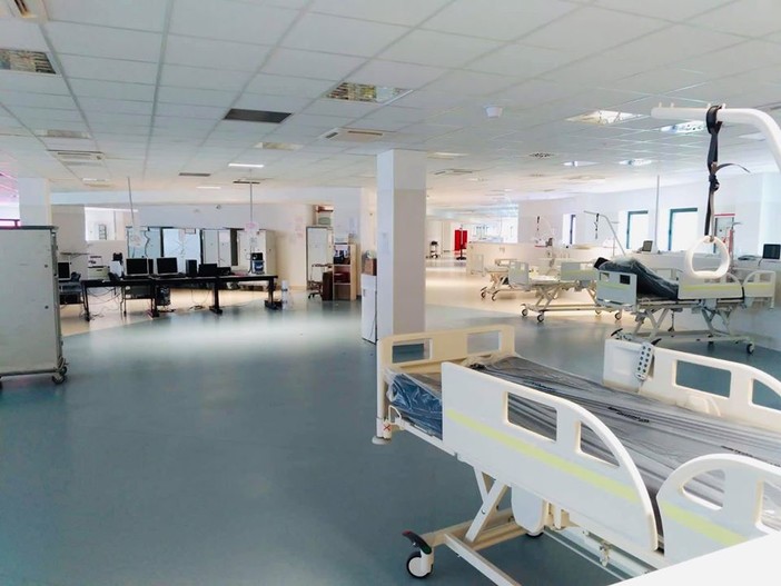 Il San Martino di Genova riorganizza gli spazi. Toti: "Immagini di letti vuoti che valgono più di mille parole. Siamo sulla strada giusta"