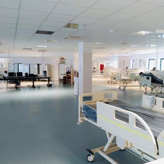 Il San Martino di Genova riorganizza gli spazi. Toti: "Immagini di letti vuoti che valgono più di mille parole. Siamo sulla strada giusta" Il San Martino di Genova riorganizza gli spazi. Toti: "Immagini di letti vuoti che valgono più di mille parole. Siamo sulla strada giusta"