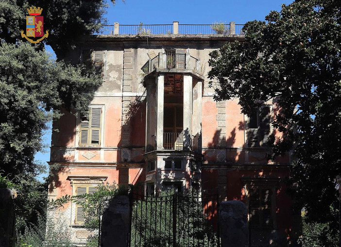 Spaccia in una villa disabitata di Lavagna: arrestato un 32enne pluripregiudicato