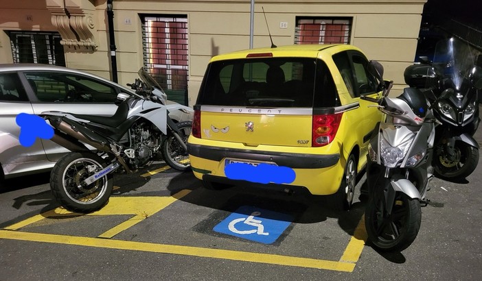 Posteggio invalidi occupato da moto a San Fruttuoso, la denuncia della residente: "Inaccettabile, impossibile parcheggiare"