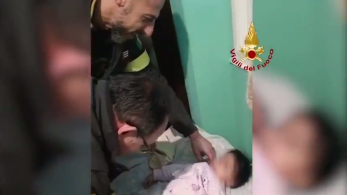 Genova, mamma partorisce in casa ed i vigili del fuoco cambiano il pannolino della figlia maggiore Genova, mamma partorisce in casa ed i vigili del fuoco cambiano il pannolino della figlia maggiore