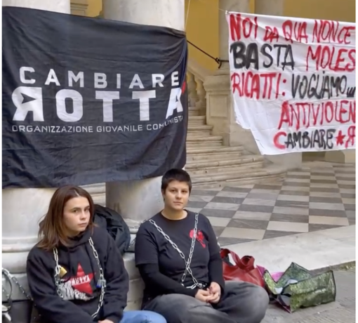 Studentesse incatenate al Rettorato: "Vogliamo uno sportello antiviolenza" Studentesse incatenate al Rettorato: "Vogliamo uno sportello antiviolenza"