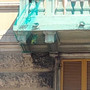 Disavventura a Cornigliano: pappagallo resta intrappolato nella rete anti-calcinacci di un balcone