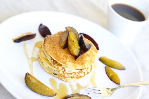 Mercoledì Veg: pancakes con sciroppo d’acero e susine Mercoledì Veg: pancakes con sciroppo d’acero e susine