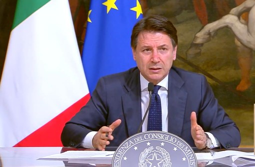 Coronavirus, Conte: “Più poteri alle Regioni e multe fino a 3mila euro. Falso il prolungamento delle restrizioni al 31 luglio” Coronavirus, Conte: “Più poteri alle Regioni e multe fino a 3mila euro. Falso il prolungamento delle restrizioni al 31 luglio”