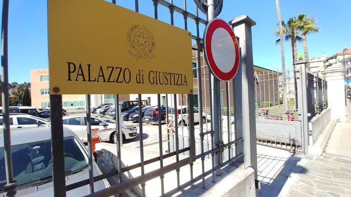 Ventimiglia: bimbo gravemente ferito il 19 dicembre, ecco la ricostruzione agli inquirenti. Il nonno lo avrebbe pestato nel cortile Ventimiglia: bimbo gravemente ferito il 19 dicembre, ecco la ricostruzione agli inquirenti. Il nonno lo avrebbe pestato nel cortile