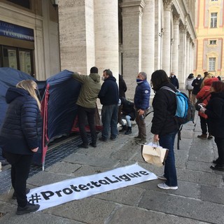 Il gruppo 'Protesta Ligure' s'incatena davanti alla Regione Liguria: &quot;Siamo disperati, dobbiamo lavorare, dateci udienza&quot;