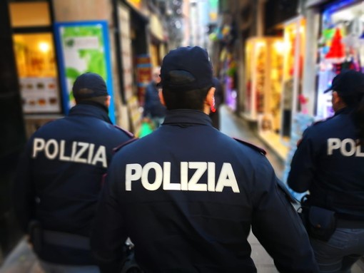 Piazza Banchi, chiede soldi a un passante poi lo scaraventa a terra e gli ruba il portafogli: denunciato Piazza Banchi, chiede soldi a un passante poi lo scaraventa a terra e gli ruba il portafogli: denunciato