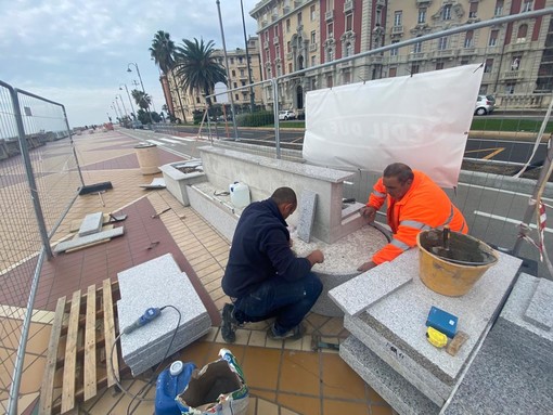 Corso Italia, al via i rivestimenti delle 44 panchine lungo la pista ciclabile Corso Italia, al via i rivestimenti delle 44 panchine lungo la pista ciclabile