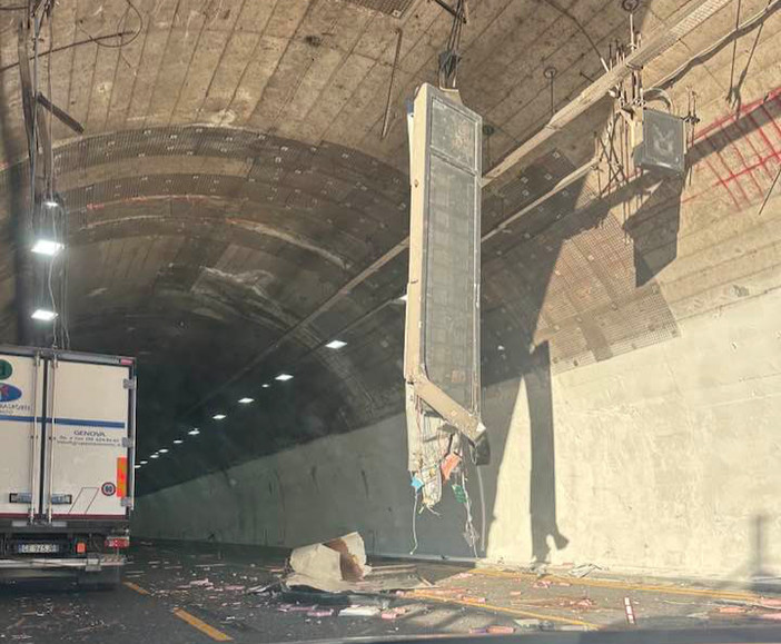 Autostrada A10, paura tra Arenzano e Varazze: camion sradica pannello luminoso che crolla sull’asfalto