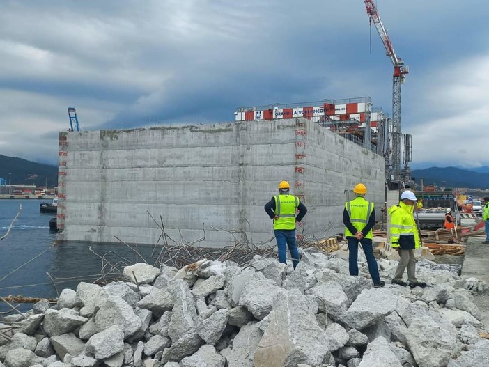 Diga di Genova, varato il primo cassone prefabbricato nell’impianto ‘Dario’ a Vado Diga di Genova, varato il primo cassone prefabbricato nell’impianto ‘Dario’ a Vado