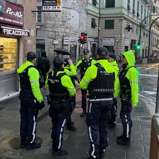 Centro storico, operazione "Largo Raggio" della Polizia Locale con una raffica di controlli