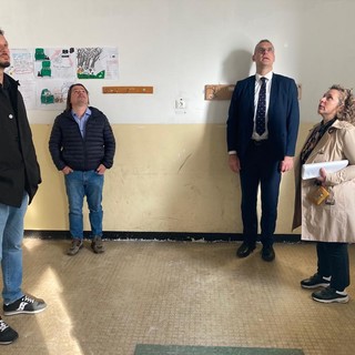 Crollo controsoffitto nella scuola di Sampiedarena, sopralluogo di Piciocchi: "Fatto grave, non doveva accadere"