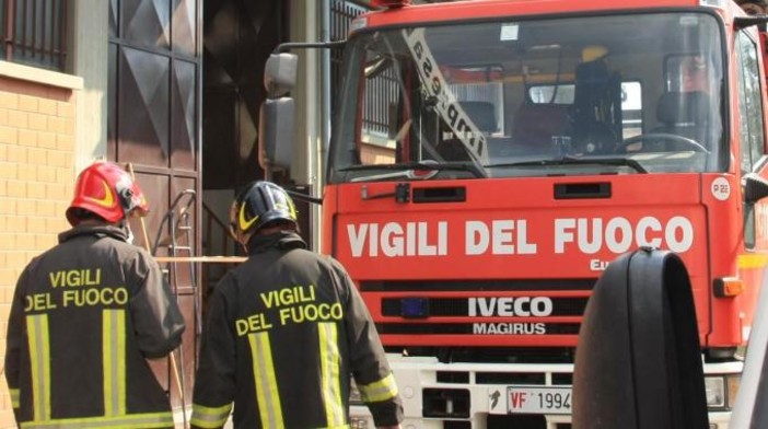 Va a fuoco un magazzino, chiuso il casello di Genova Bolzaneto per il fumo