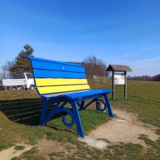La grande panchina di Rossiglione si colora con la bandiera dell'Ucraina