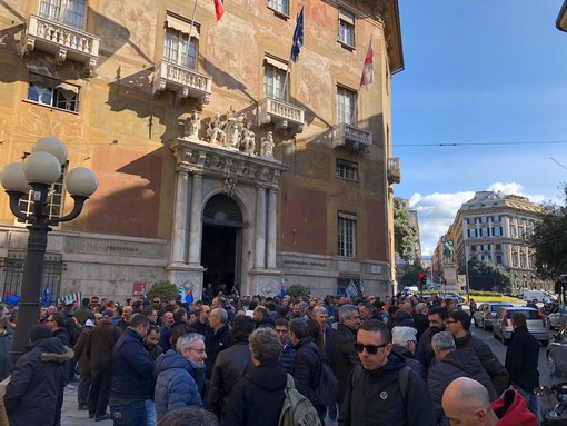 Piaggio Aero, i lavoratori in presidio sotto la Prefettura Piaggio Aero, i lavoratori in presidio sotto la Prefettura