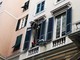 Vento forte a Genova: i pompieri in azione in via San Lorenzo per rimuovere una persiana pericolante (VIDEO)