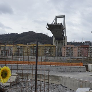 Demolizione ponte Morandi: discesa della quinta parte dell'impalcato