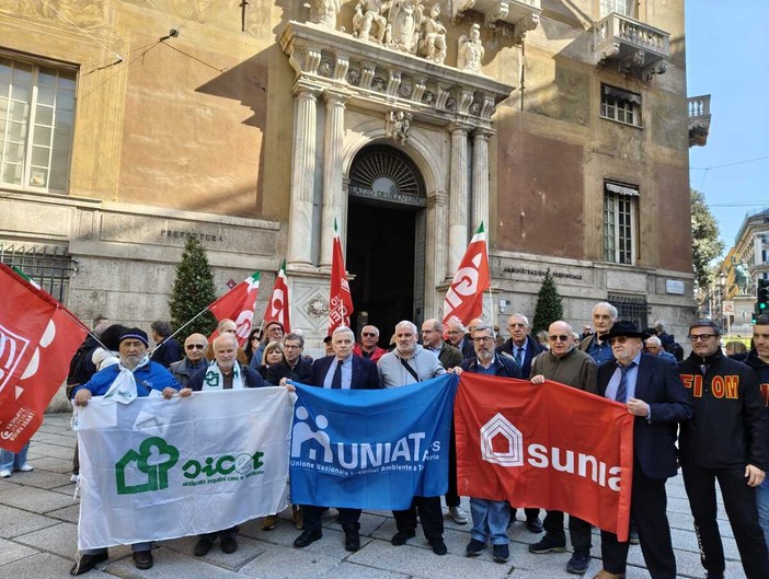 Case popolari, a Genova mancano 13 milioni: esplode la protesta sotto la Prefettura
