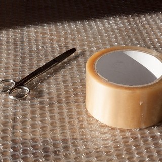 Film in polietilene: possono rovinare le superfici o sono sicuri per i mobili?