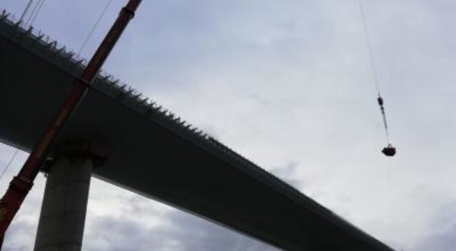 Lavori in quota per il nuovo ponte: modifiche alla viabilità nel fine settimana