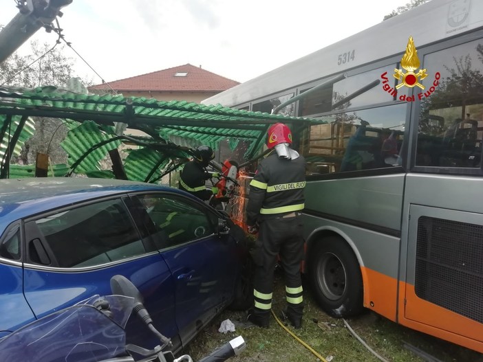 Bus fuori strada in via Trossarelli, intervengono i vigili del fuoco