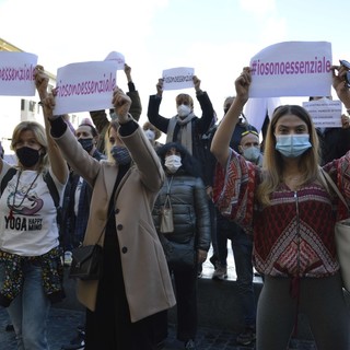Protesta in piazza De Ferrari per le disposizioni anticovid: "Vogliamo risposte da Regione e Comune" (FOTO e VIDEO)