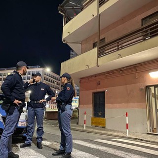 Danneggia tre auto in sosta con una pietra: fermato un 47enne Danneggia tre auto in sosta con una pietra: fermato un 47enne