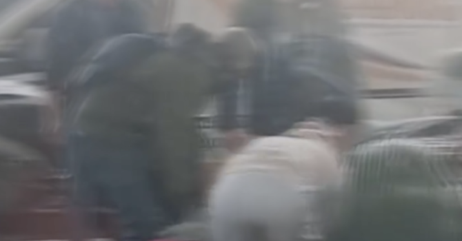 Darsena, violento pestaggio in pieno giorno tra il panico dei presenti (VIDEO) Darsena, violento pestaggio in pieno giorno tra il panico dei presenti (VIDEO)
