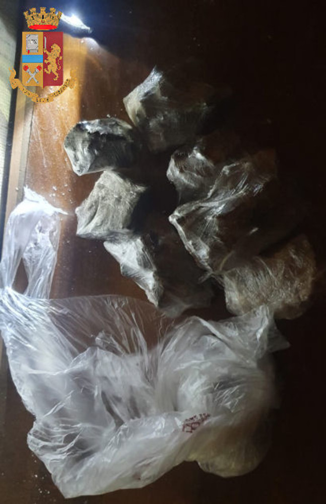 Nascondeva più di sette etti di eroina dentro il materasso: arrestato un 23enne