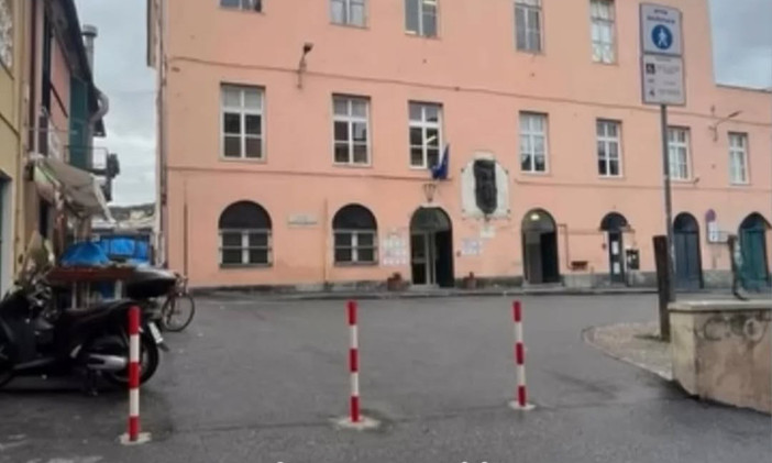 Piazza Remondini, installati i tre paletti che segnano la svolta verso la pedonalizzazione Piazza Remondini, installati i tre paletti che segnano la svolta verso la pedonalizzazione