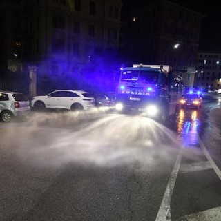 Emergenza coronavirus: a Genova anche la polizia sanifica le strade