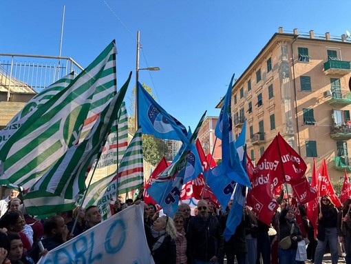 Sanità privata, la protesta a Genova: "Contratti scaduti da 13 anni, situazione intollerabile”