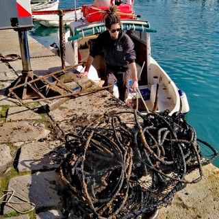 Rottami, batterie, copertoni e un piccolo natante, dai fondali di Santa Margherita riemergono decine di rifiuti