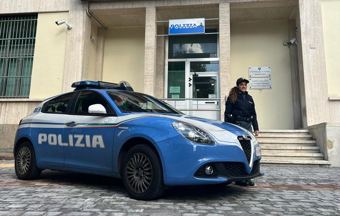 Strappano le collanine d'oro a due anziani a Cornigliano e Bolzaneto, arrestati due giovani: una vittima ferita nella caduta Strappano le collanine d'oro a due anziani a Cornigliano e Bolzaneto, arrestati due giovani: una vittima ferita nella caduta