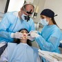 Parodontite a Udine: quando la paura di perdere i denti nasce dalle gengive
