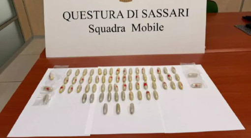 Sbarca a Porto Torres dalla nave proveniente da Genova con 66 ovuli di eroina nel corpo: arrestata Sbarca a Porto Torres dalla nave proveniente da Genova con 66 ovuli di eroina nel corpo: arrestata