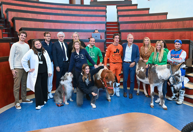Due giornate speciali per i piccoli pazienti dell'Istituto Gaslini, arrivano i vigili del fuoco e la mototerapia con il progetto Islander Due giornate speciali per i piccoli pazienti dell'Istituto Gaslini, arrivano i vigili del fuoco e la mototerapia con il progetto Islander