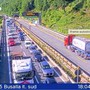 Tir si ribalta in A7 tra Busalla e Bolzaneto, morto l’autista: tratto chiuso e traffico bloccato