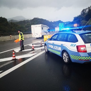 Stavano per imbarcarsi con due motorini rubati, due fratelli fermati dalla Stradale