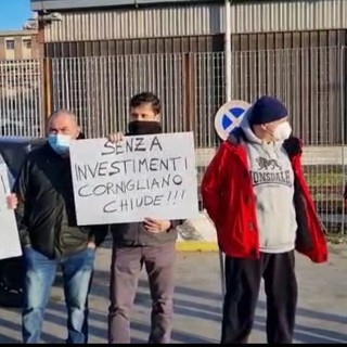 Ex Ilva, protesta dei lavoratori Fiom all'arrivo della Ad di Acciaierie d'Italia Lucia Morselli (VIDEO) Ex Ilva, protesta dei lavoratori Fiom all'arrivo della Ad di Acciaierie d'Italia Lucia Morselli (VIDEO)