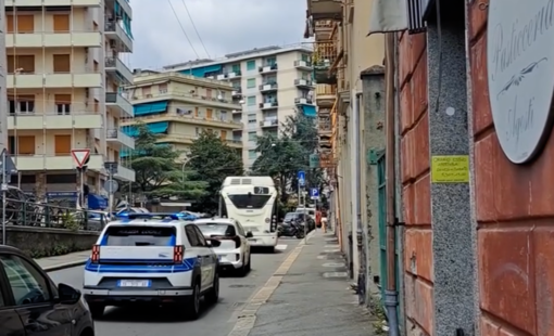 Il bus 71 verso San Carlo di Cose scortato nei giorni scorsi dalla Polizia Locale Il bus 71 verso San Carlo di Cose scortato nei giorni scorsi dalla Polizia Locale