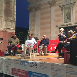 Albissola si ferma a ricordare Don Gallo: ricordi, commozione, applausi nei 90 anni del prete degli ultimi Albissola si ferma a ricordare Don Gallo: ricordi, commozione, applausi nei 90 anni del prete degli ultimi