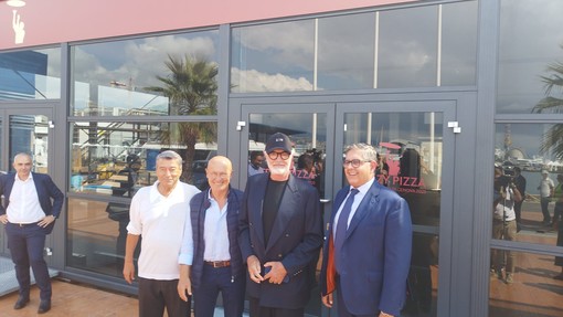 Flavio Briatore a Genova con il suo 'Crazy Pizza': "Città fantastica, con questa amministrazione si può investire" (VIDEO) Flavio Briatore a Genova con il suo 'Crazy Pizza': "Città fantastica, con questa amministrazione si può investire" (VIDEO)