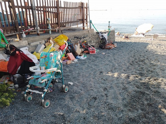 Degrado in spiaggia a Pegli, intervento di pulizia e blitz della Locale Degrado in spiaggia a Pegli, intervento di pulizia e blitz della Locale