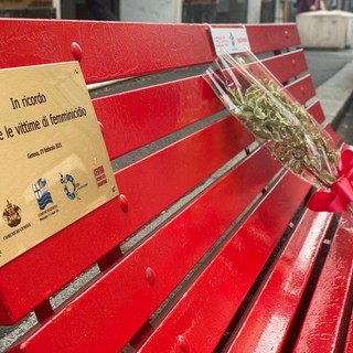Multedo, panchina rossa contro il femminicidio ai Giardini Lennon